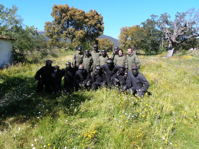 Jugando una partida de paintball